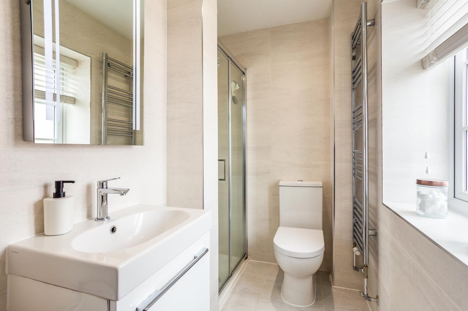 A BEDROOM 1 EN SUITE